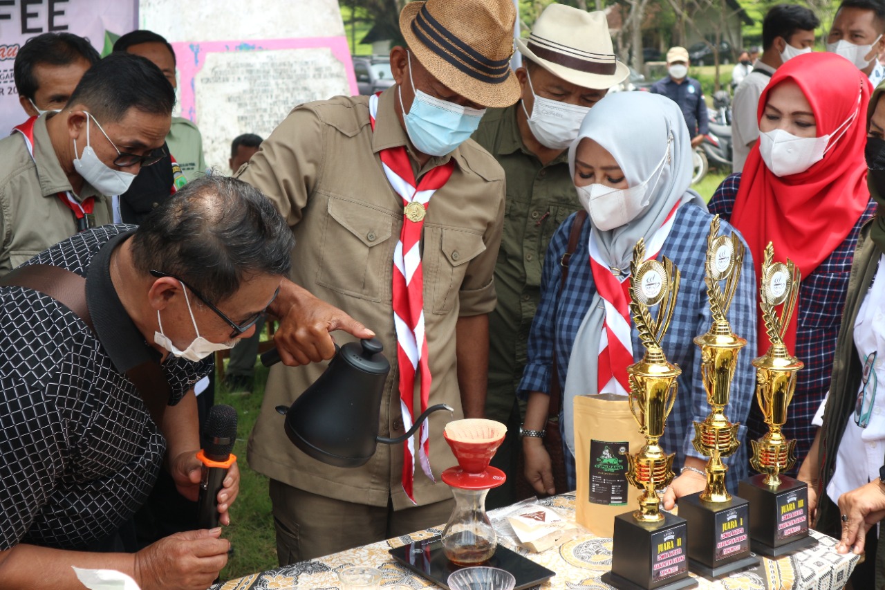 Hadir Sekaligus Membuka Festival Kopi Dan Tembakau Kang Jimat Berharap