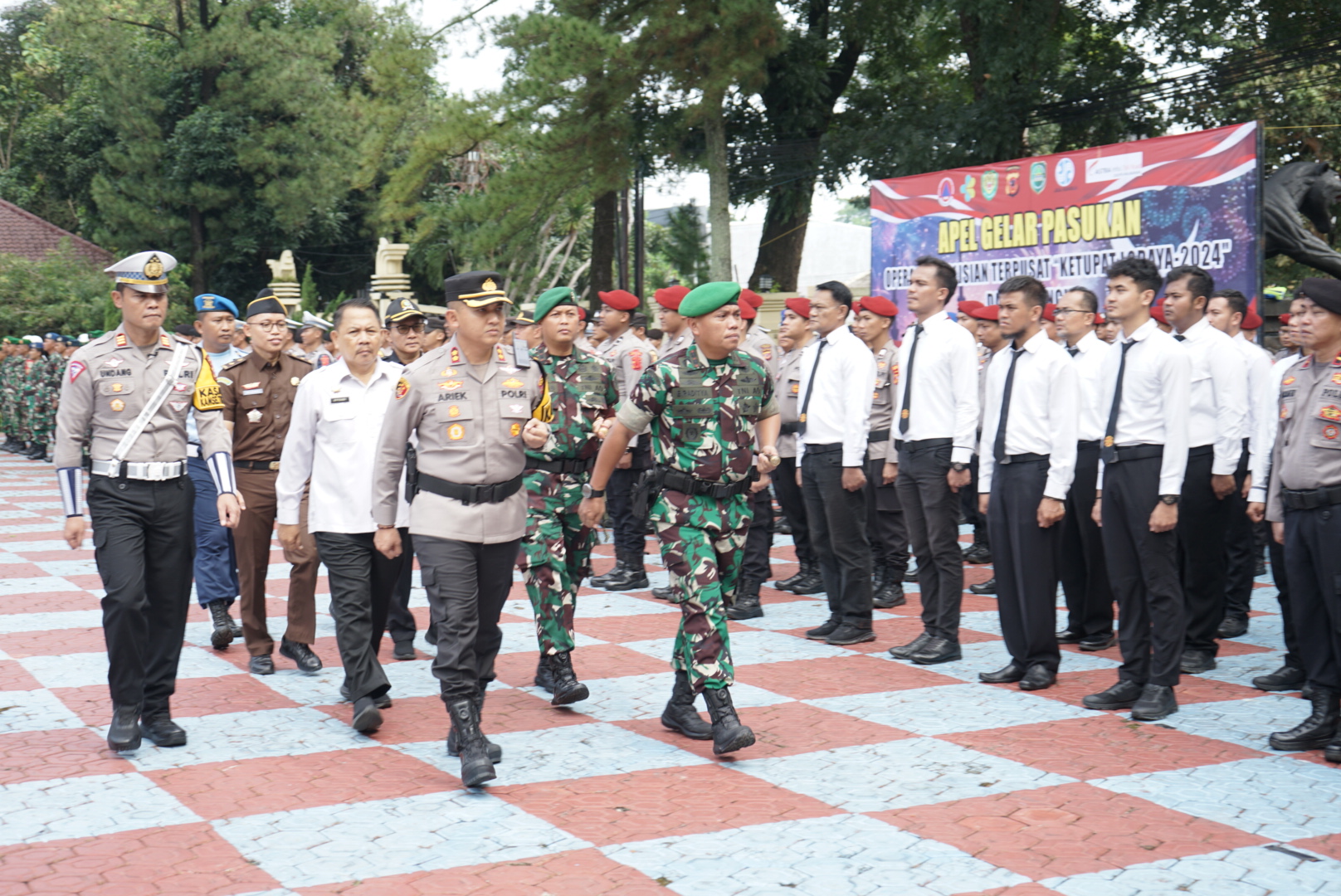 Polres Subang Gelar Apel Pasukan Operasi Ketupat Lodaya 2024 Dalam Rangka Pengamanan Idul Fitri 8537